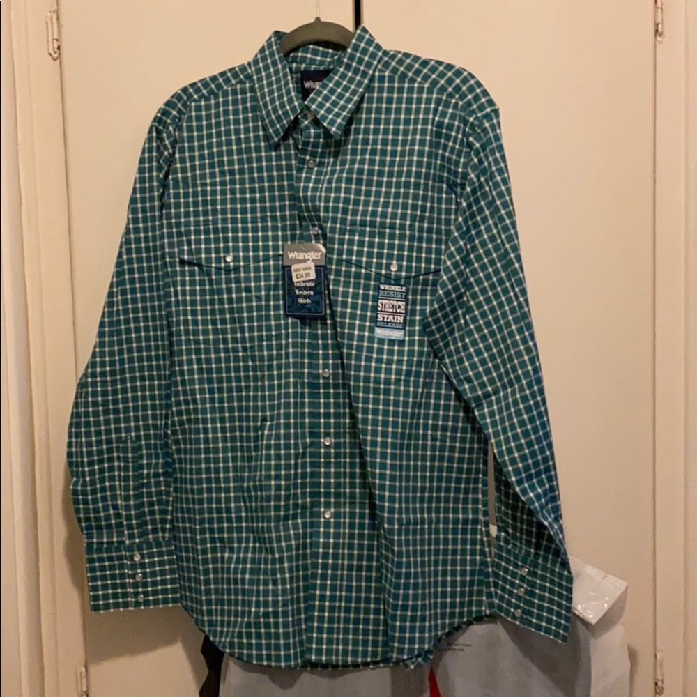 ** SALE SALE*Men’s Wrangler Long Sleeve Button up.